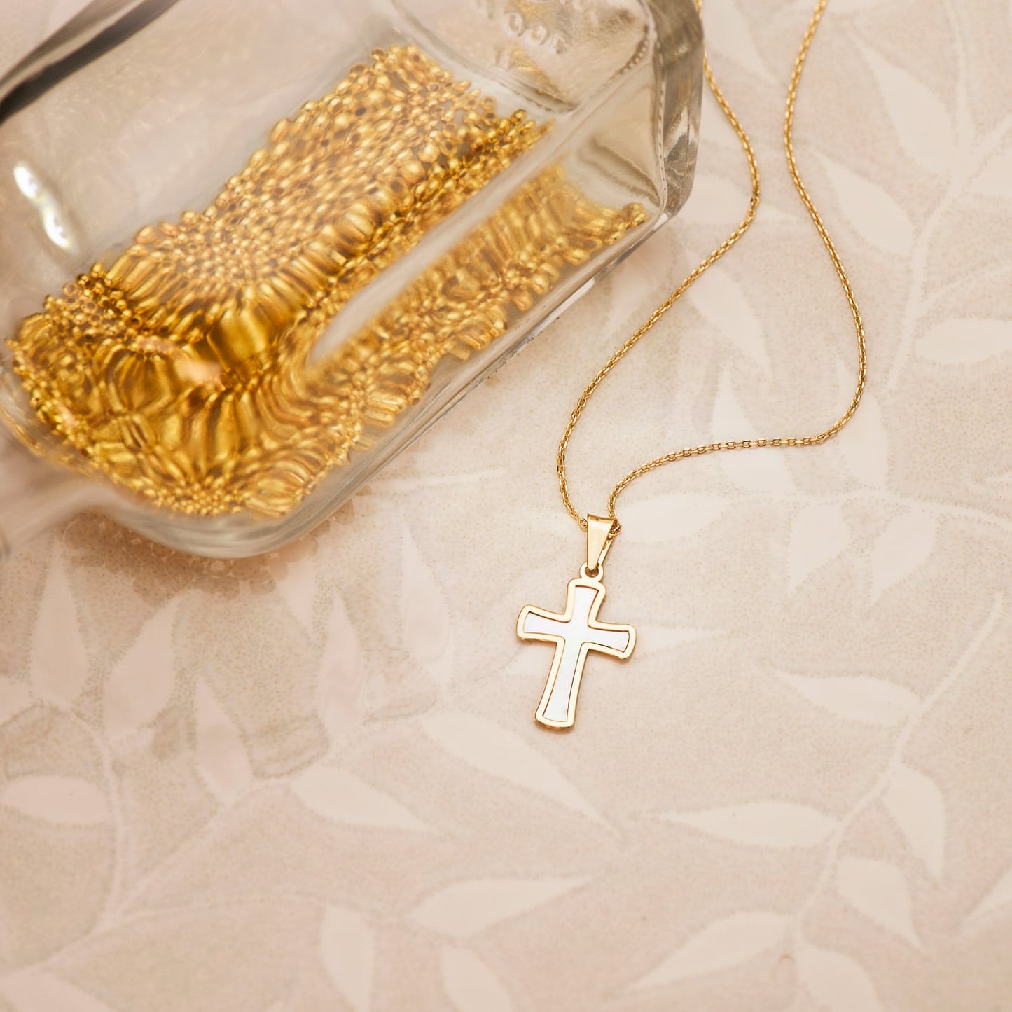 18k cruz oro amarillo con nácar 18 × 12 mm