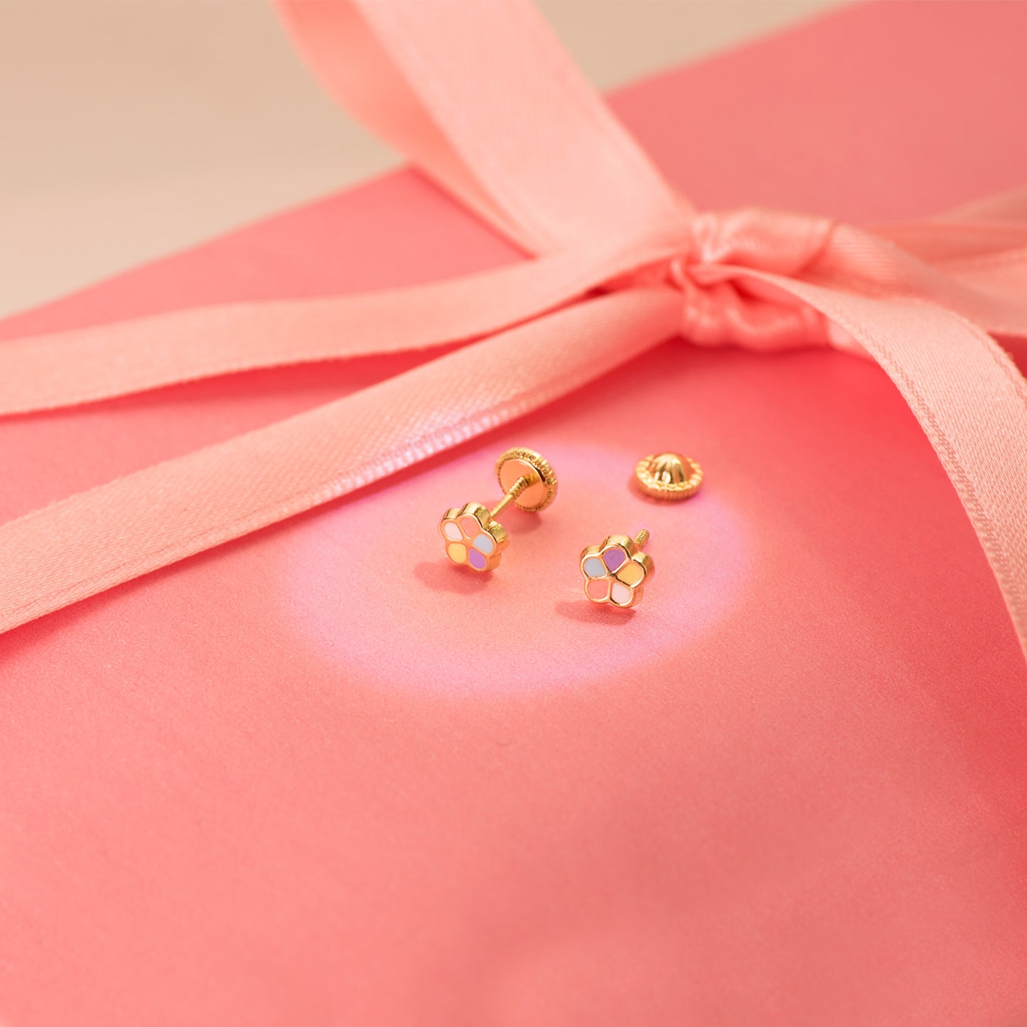 Pendientes de oro amarillo 18k flor esmalte (5x5 mm) cierre tuerca