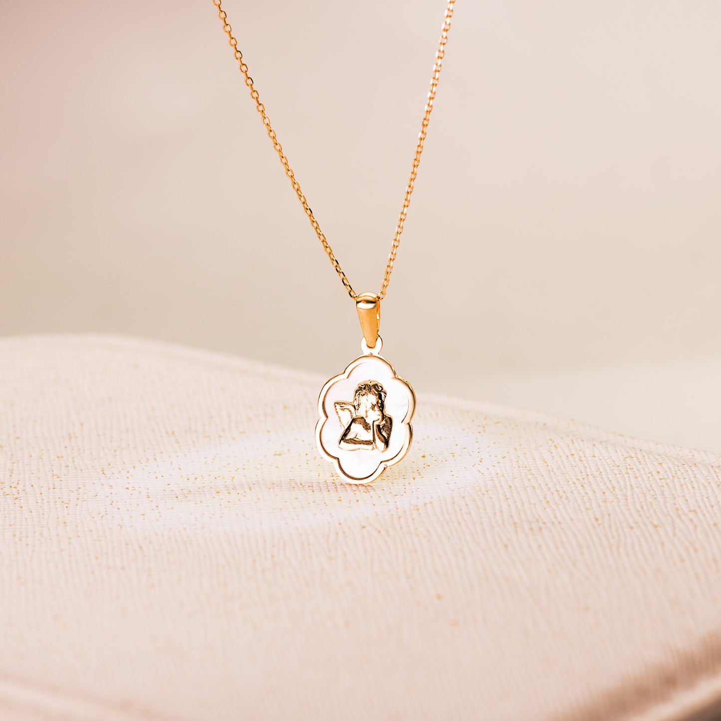 Colgante de oro amarillo 18k nube con ángel burlón y nácar blanco 15 × 12 mm