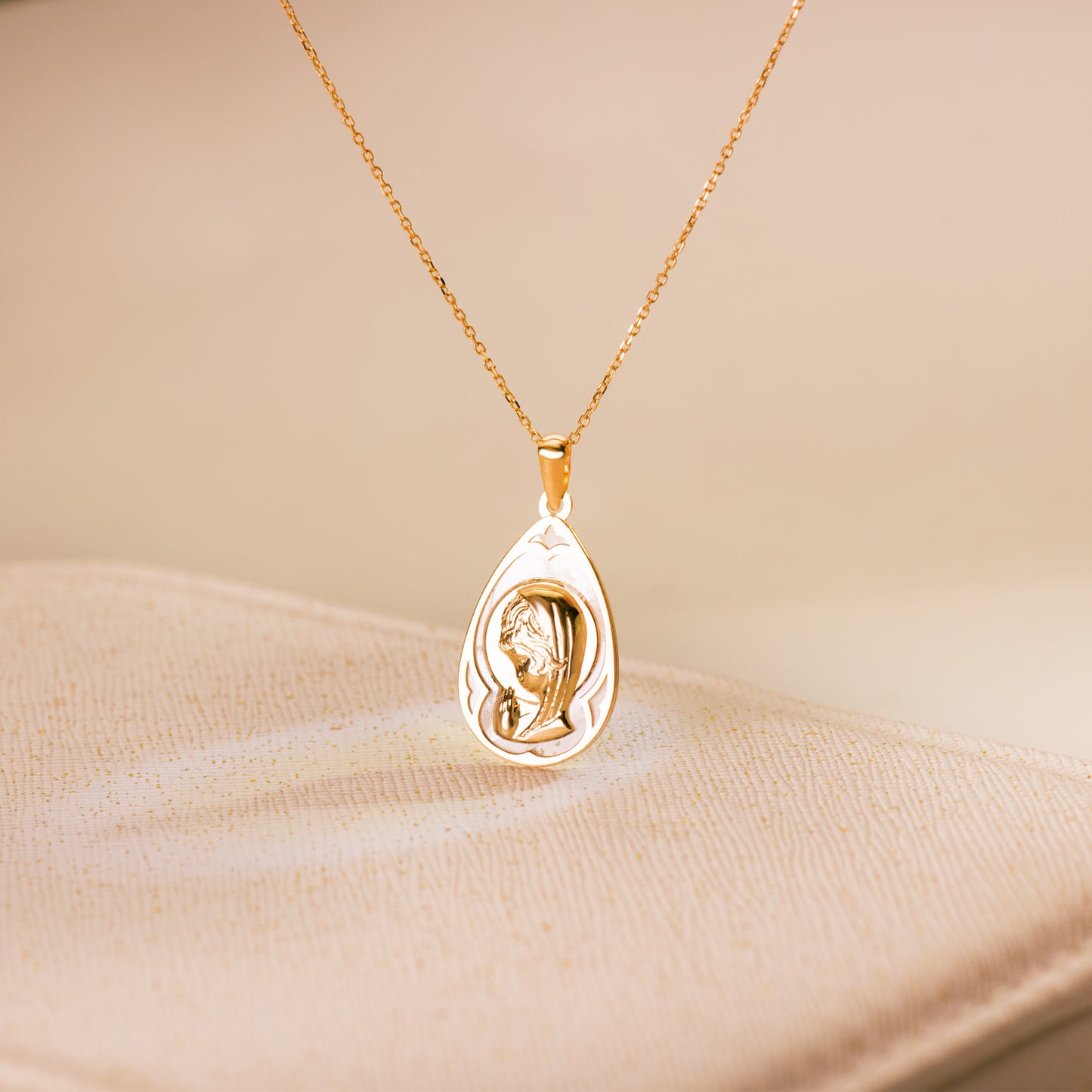 18k medalla oro amarillo gota con nácar blanco y virgen niña 19×12 mm