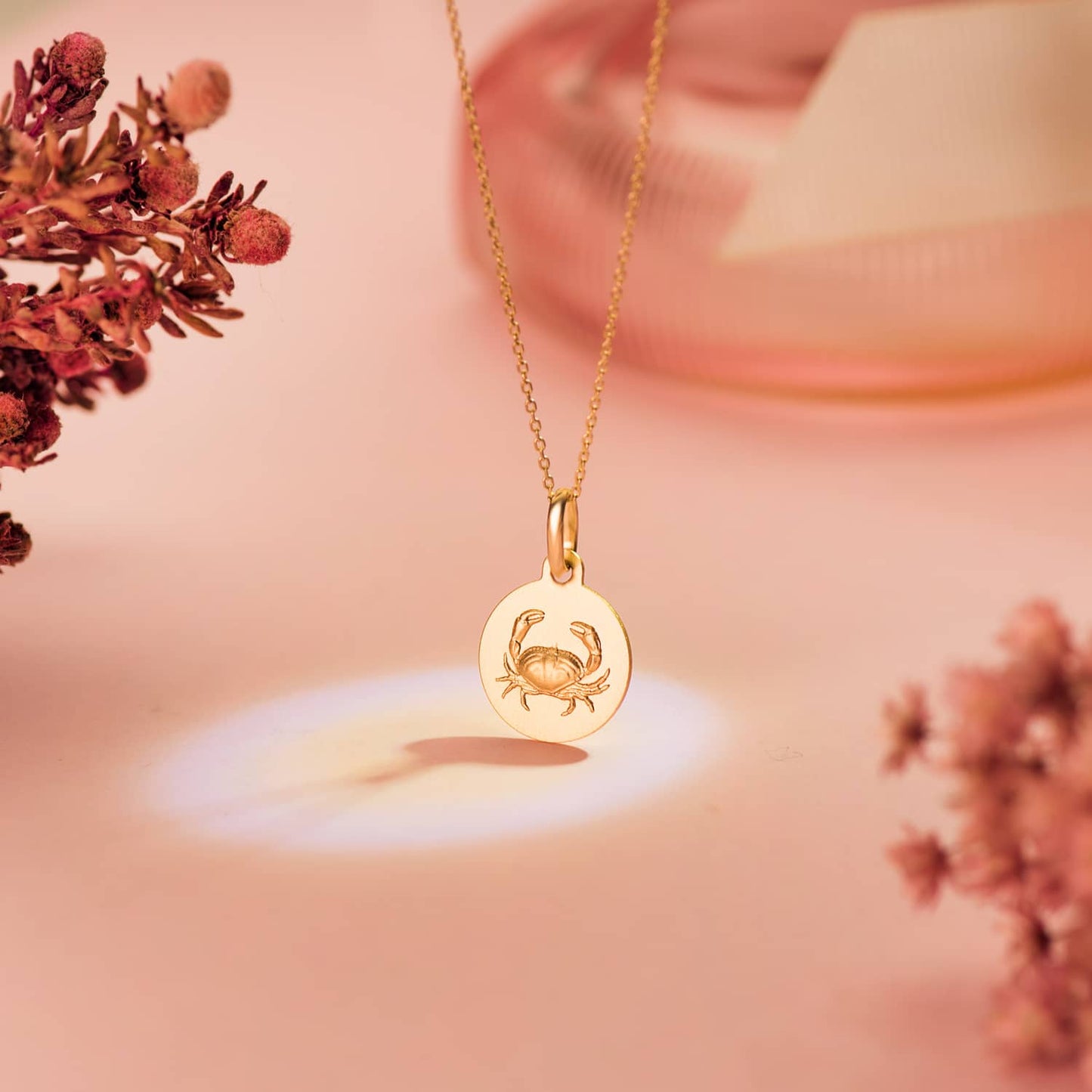 Medalla de oro amarillo de 18 quilates con el signo zodiacal de Cancer grabado en relieve, de 13 mm de diametro. Exclusiva de Joyeria Ferraz, expertos en joyeria de lujo, compra de oro y tasaciones en Madrid. Ubicada en Calle Ferraz 27, Moncloa-Aravaca, cerca de Arguelles, Chamberi y Plaza de España. Colgante de oro macizo con acabado matizado, ideal para personas nacidas bajo el signo de Cancer que buscan un accesorio elegante y con significado astrologico. Compra online con envio a toda España o visitanos