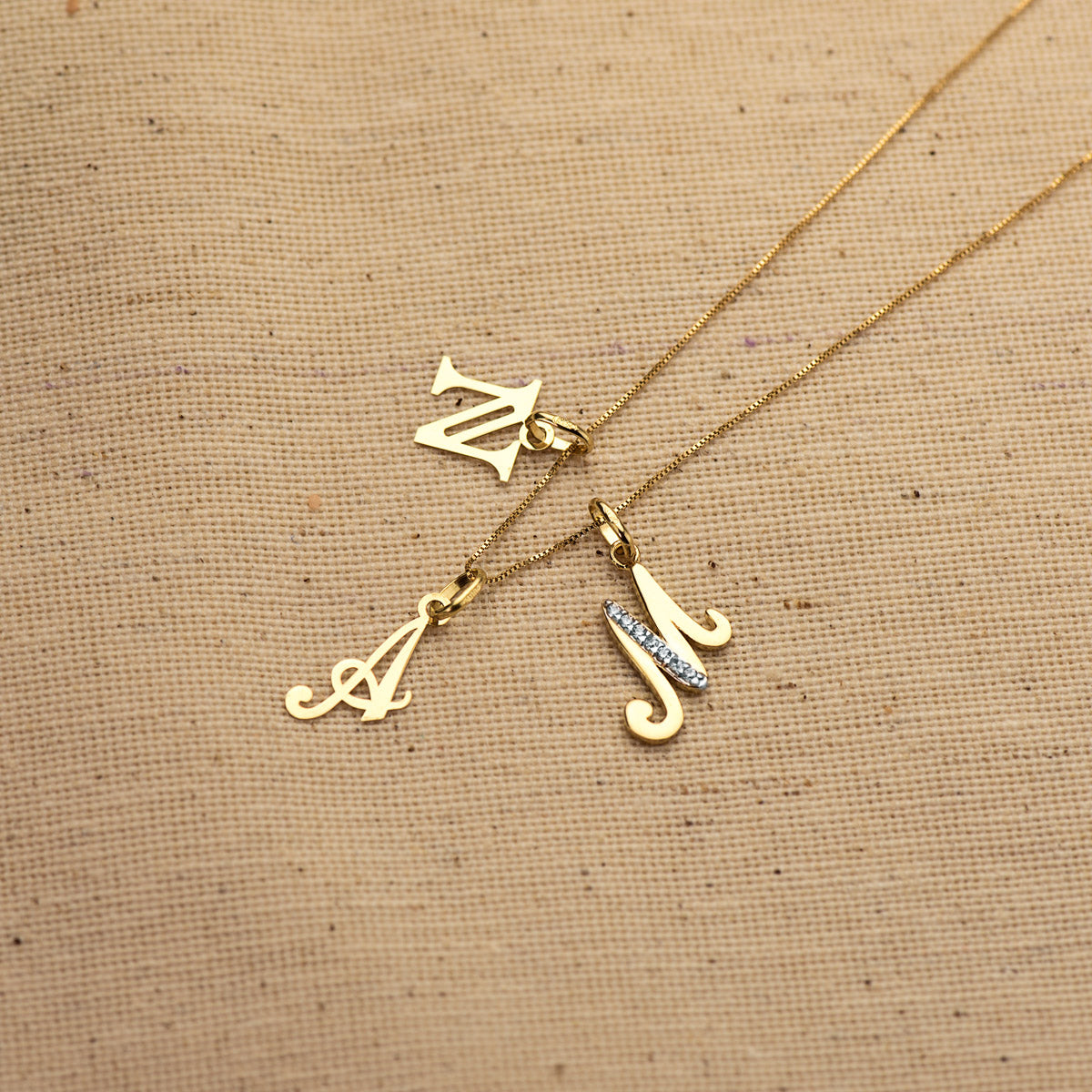 18k colgante oro amarillo letra A 14×7 mm