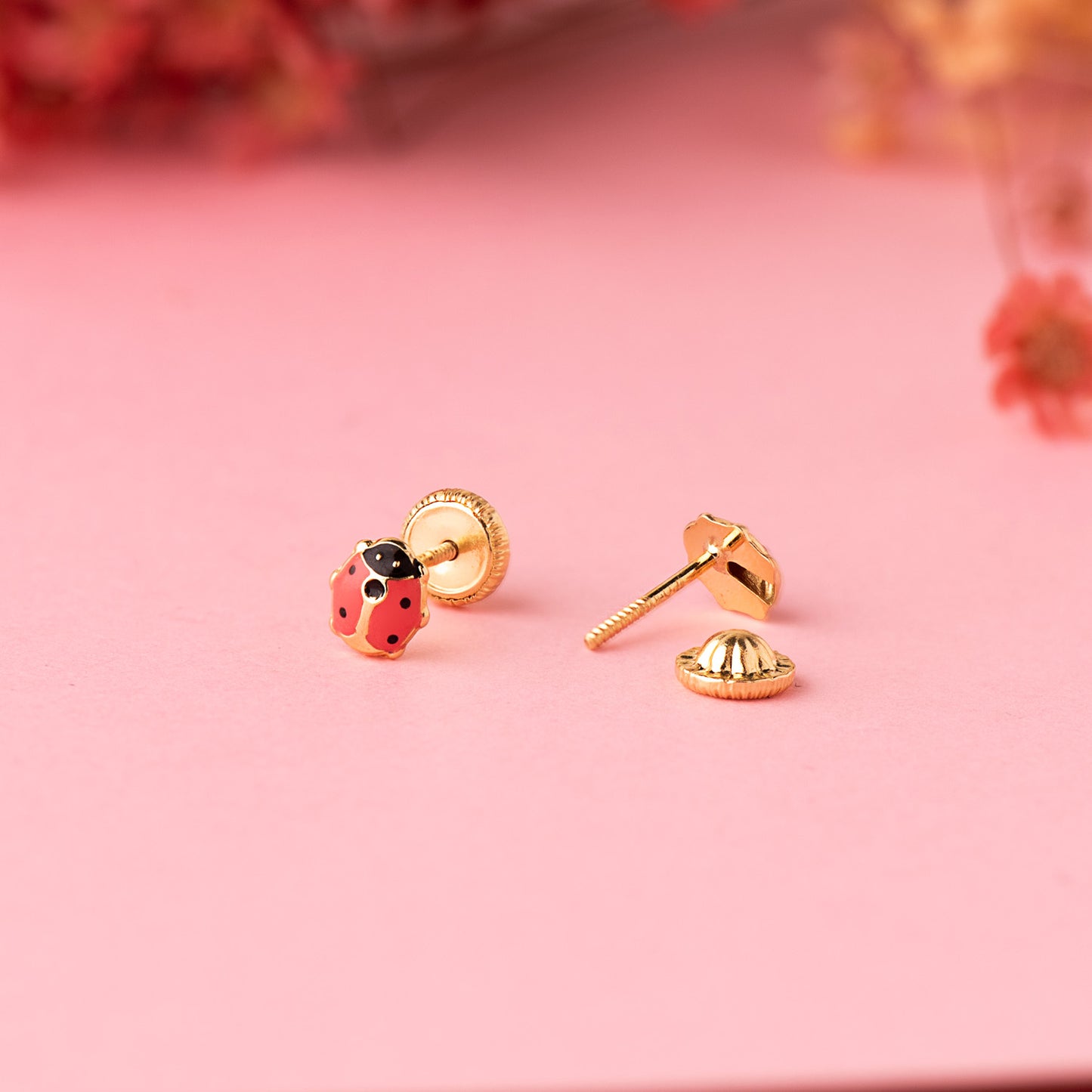 Pendientes de oro amarillo 18k mariquita esmalte rosa (5x4.5 mm) cierre tuerca