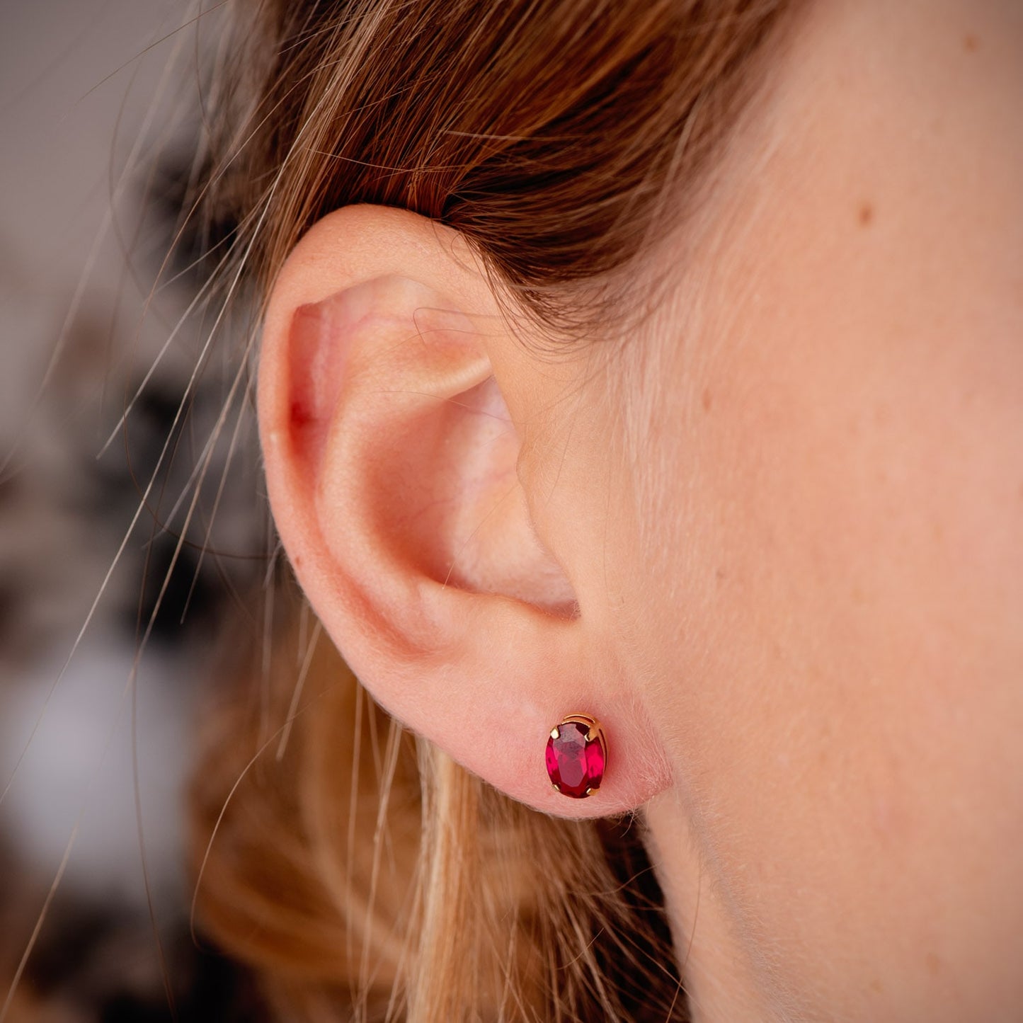 Pendientes oro amarillo oval piedra roja 7 × 5 mm cierre presión