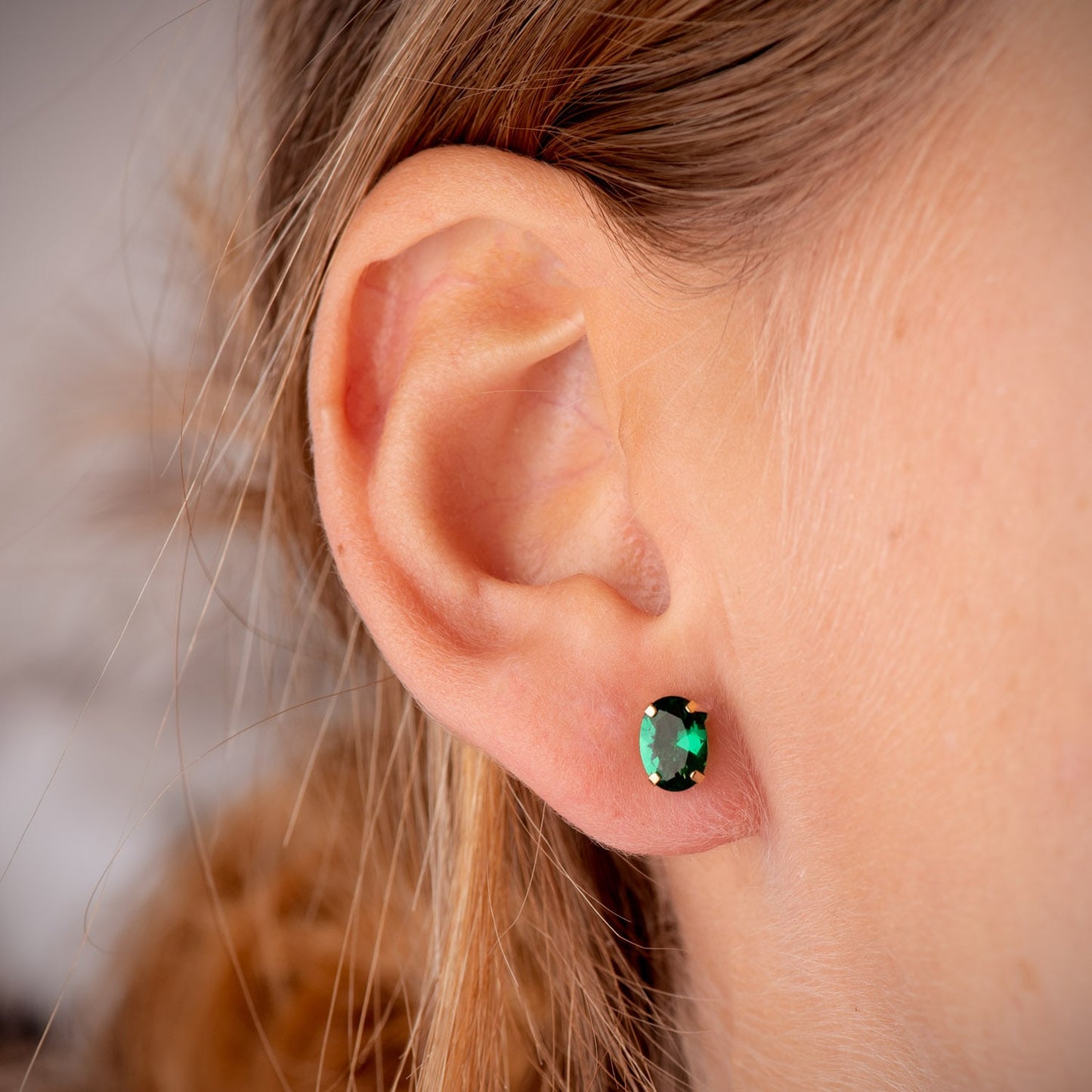 Pendientes oro amarillo oval piedra verde 7 × 5 mm cierre presión
