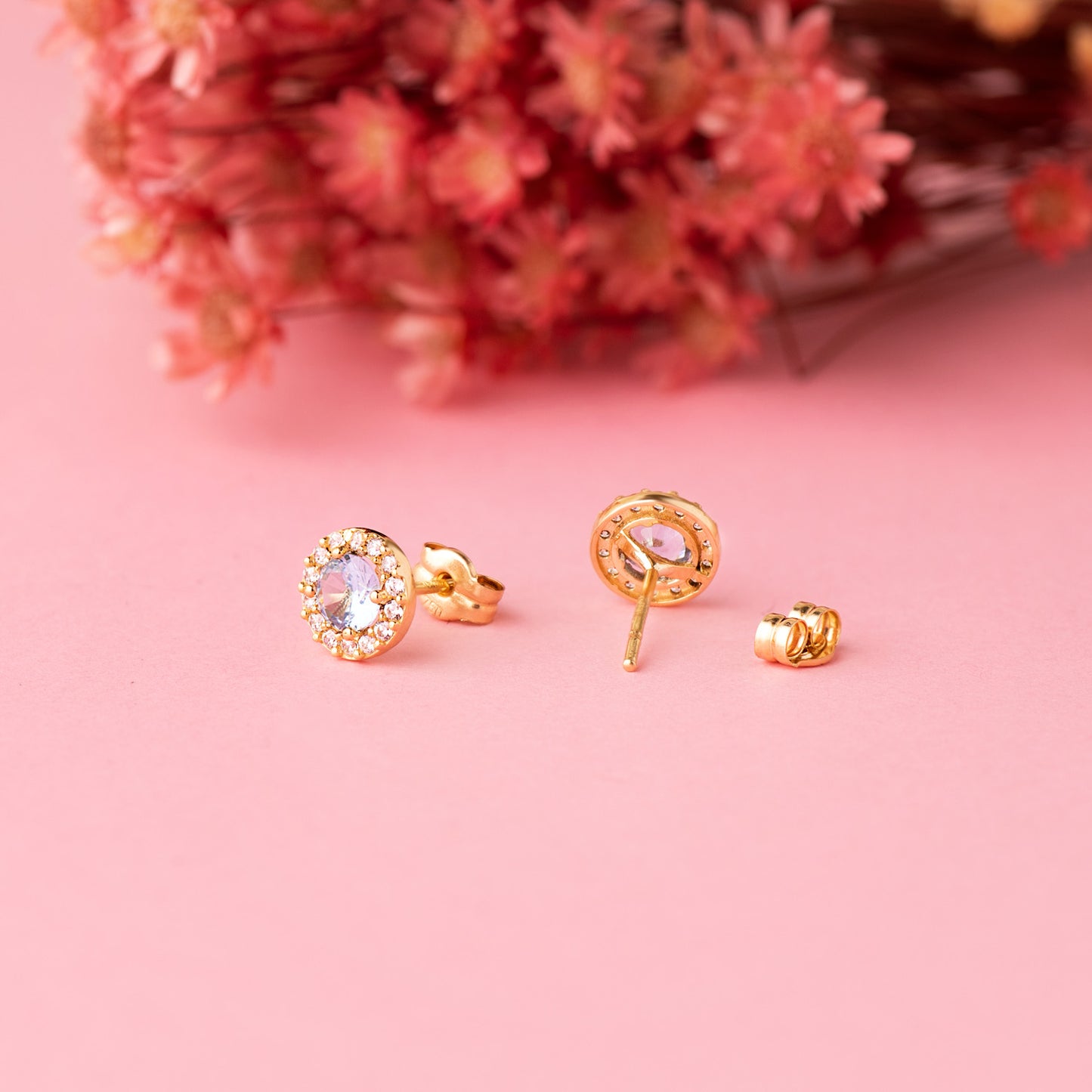 Pendientes de oro amarillo con agua marina y circonitas en halo.