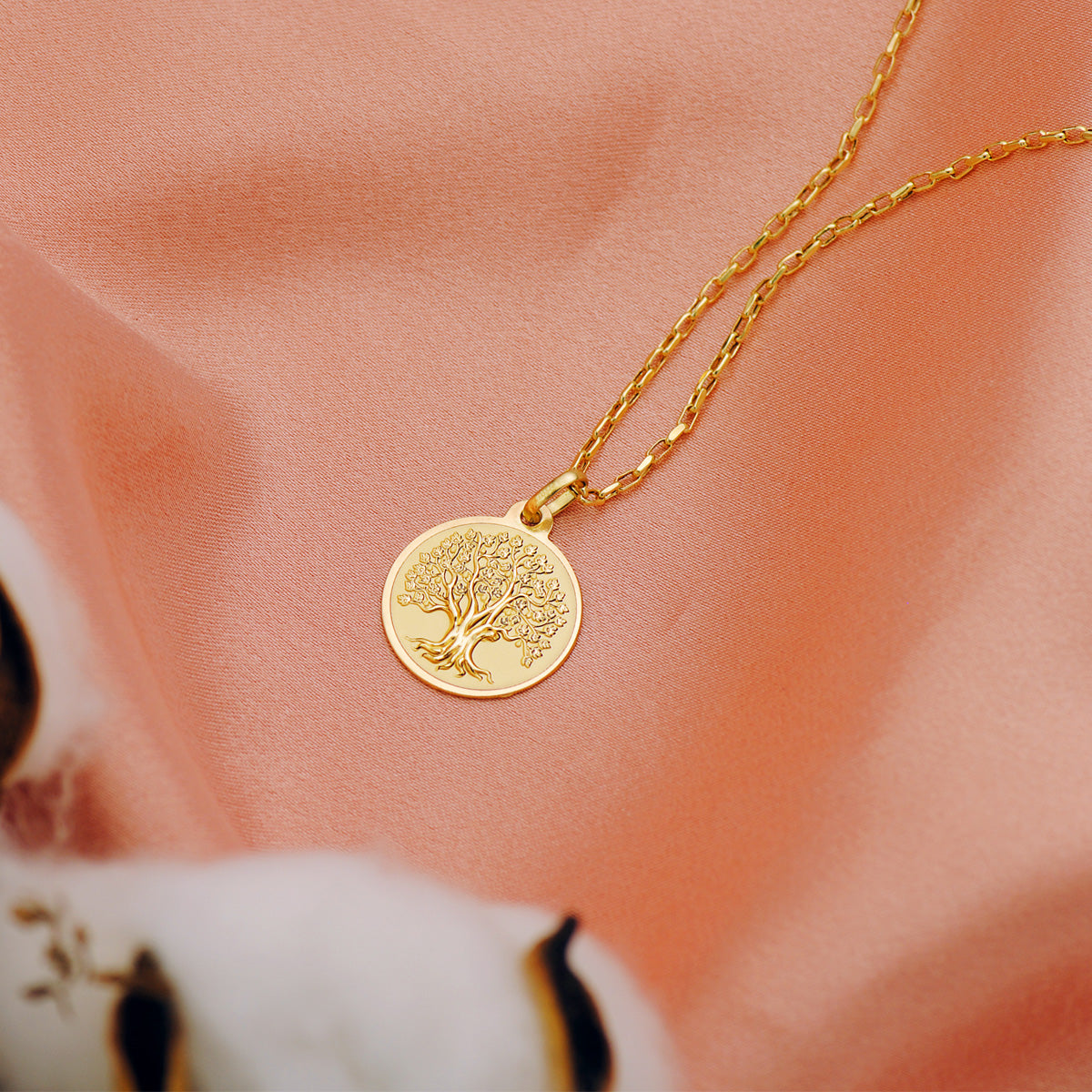 Medalla oro amarillo árbol de la vida en brillo y fondo matizado. 18k 18 mm