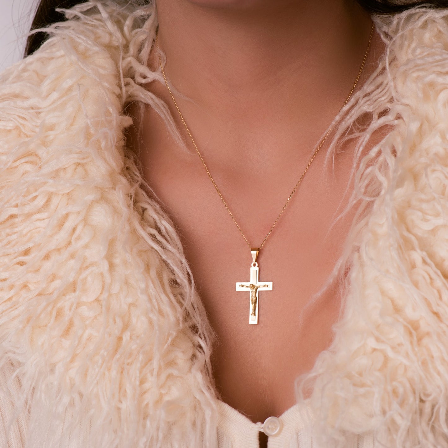 18k cruz oro amarillo brillo y mate con Cristo 32 × 20 mm