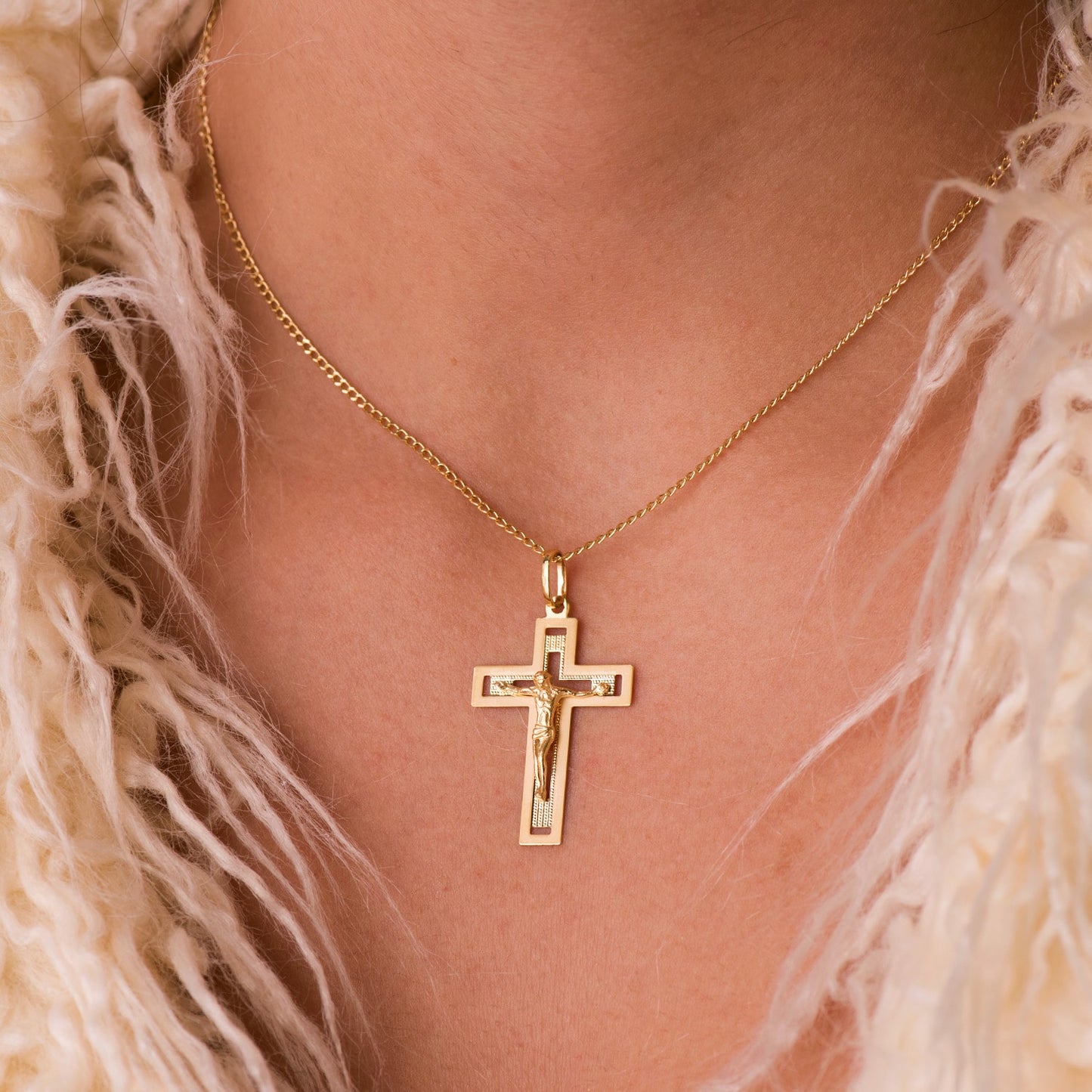 18k cruz oro amarillo con Cristo tallada 35 × 22 mm