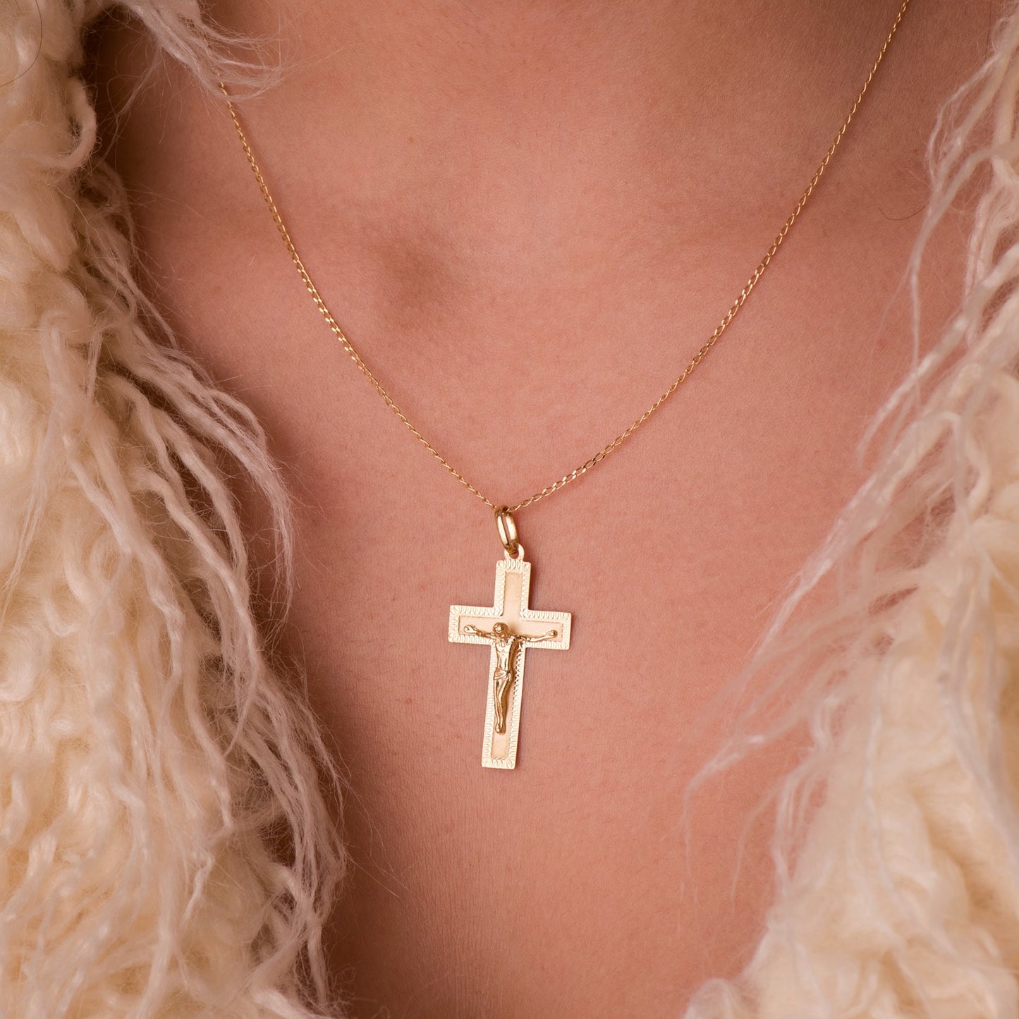 18k cruz oro amarillo con Cristo tallada 34 × 19 mm