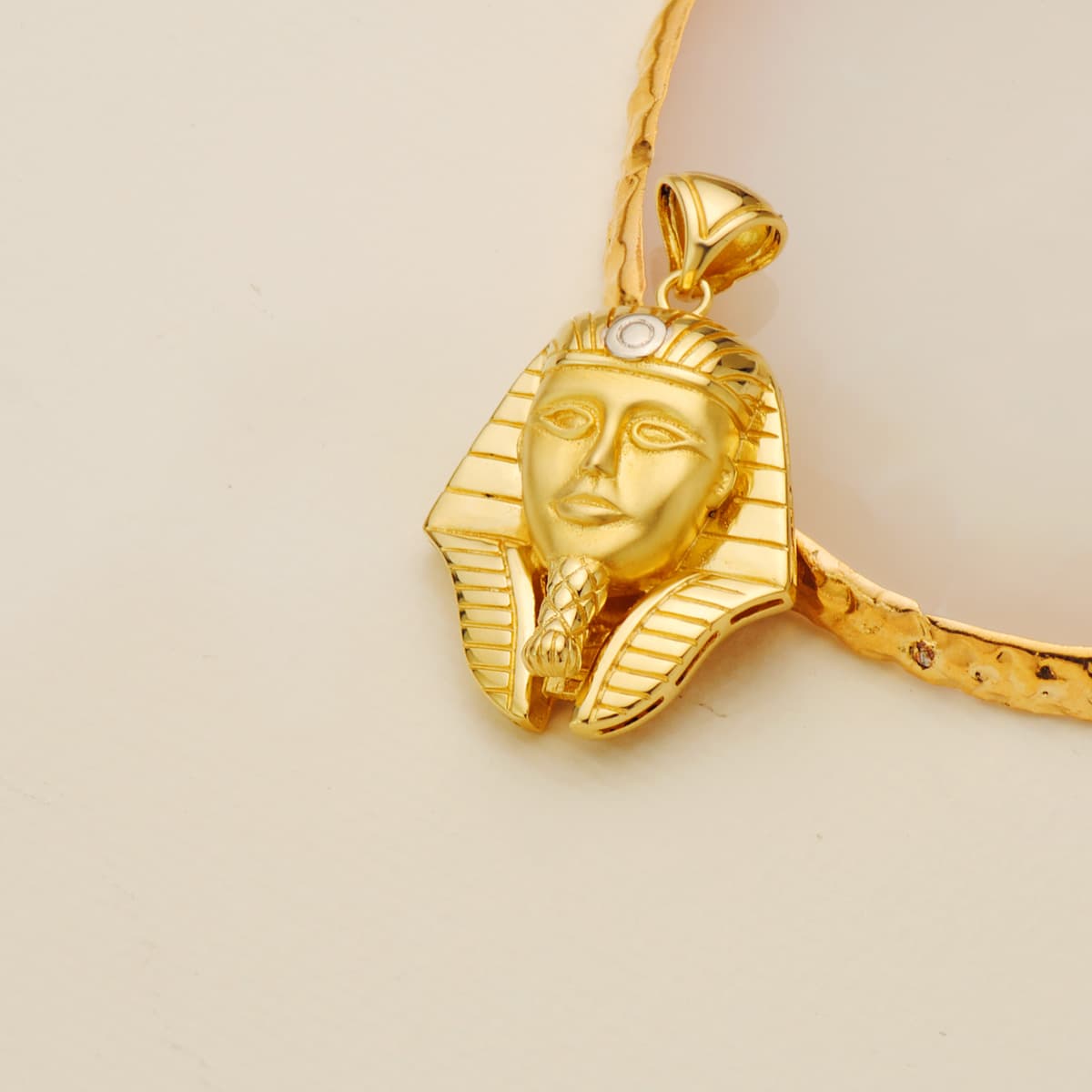 Colgante oro bicolor Tutankamón brillo 18k 32×28 mm
