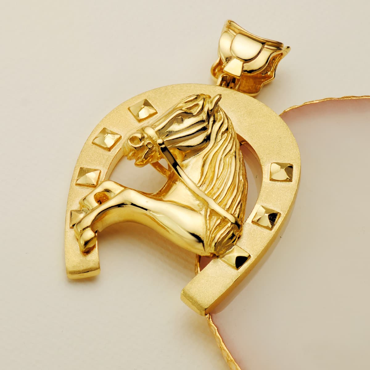 Colgante oro amarillo herradura con caballo 18k 60×50 mm