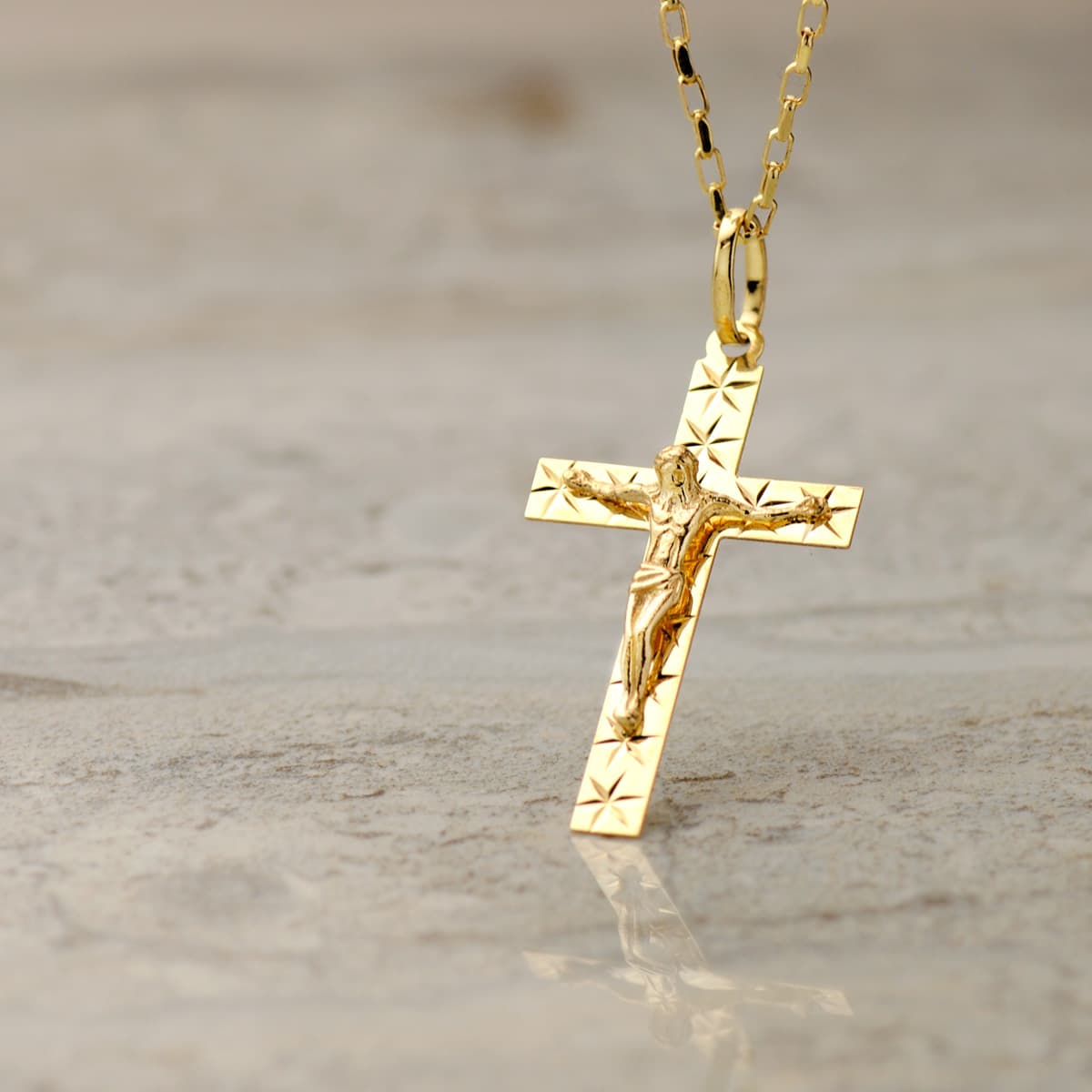 Compra oro en Calle Ferraz y vende cruces de oro y plata al mejor precio Joyería Ferraz ofrece tasaciones profesionales y compra inmediata con pago seguro por cruces de oro de 18k y 24k Especialistas en alta joyería