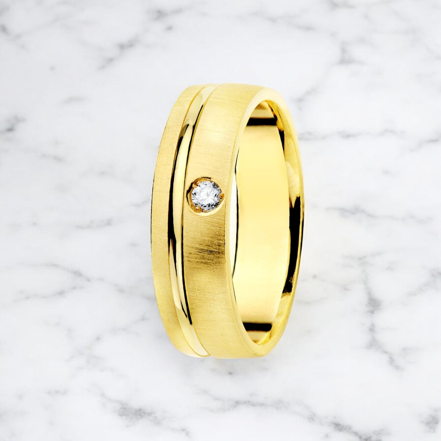 18k alianza oro amarillo matizada y filo brillo diamante 0.045 qts. ancho: 5,5 mm