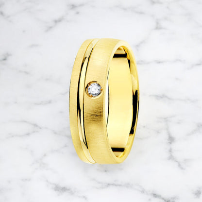 18k alianza oro amarillo matizada y filo brillo diamante 0.045 qts. ancho: 5,5 mm