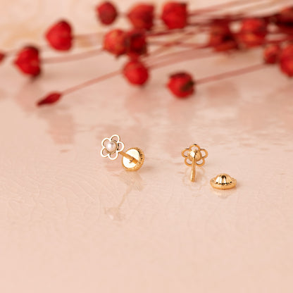 Pendientes de oro amarillo 18k flor calada con perla 5×5 mm