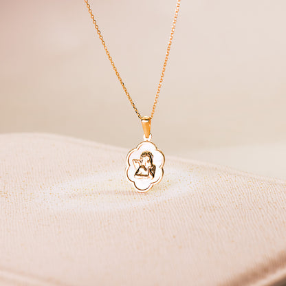 Colgante de oro amarillo 18k nube con ángel burlón y nácar blanco 15 × 12 mm