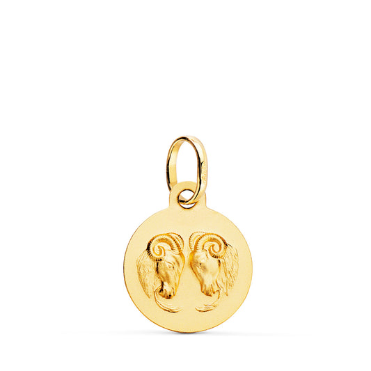 Medalla de oro amarillo de 18 quilates con el signo zodiacal de Aries grabado en relieve, de 13 mm de diametro. Exclusiva de Joyeria Ferraz, expertos en joyeria de lujo, compra de oro y tasaciones en Madrid. Ubicada en Calle Ferraz 27, Moncloa-Aravaca, cerca de Arguelles, Chamberi y Plaza de España. Colgante de oro macizo con acabado matizado, ideal para personas nacidas bajo el signo de Aries que buscan un accesorio elegante y con significado astrologico. Compra online con envio a toda España o visitanos p