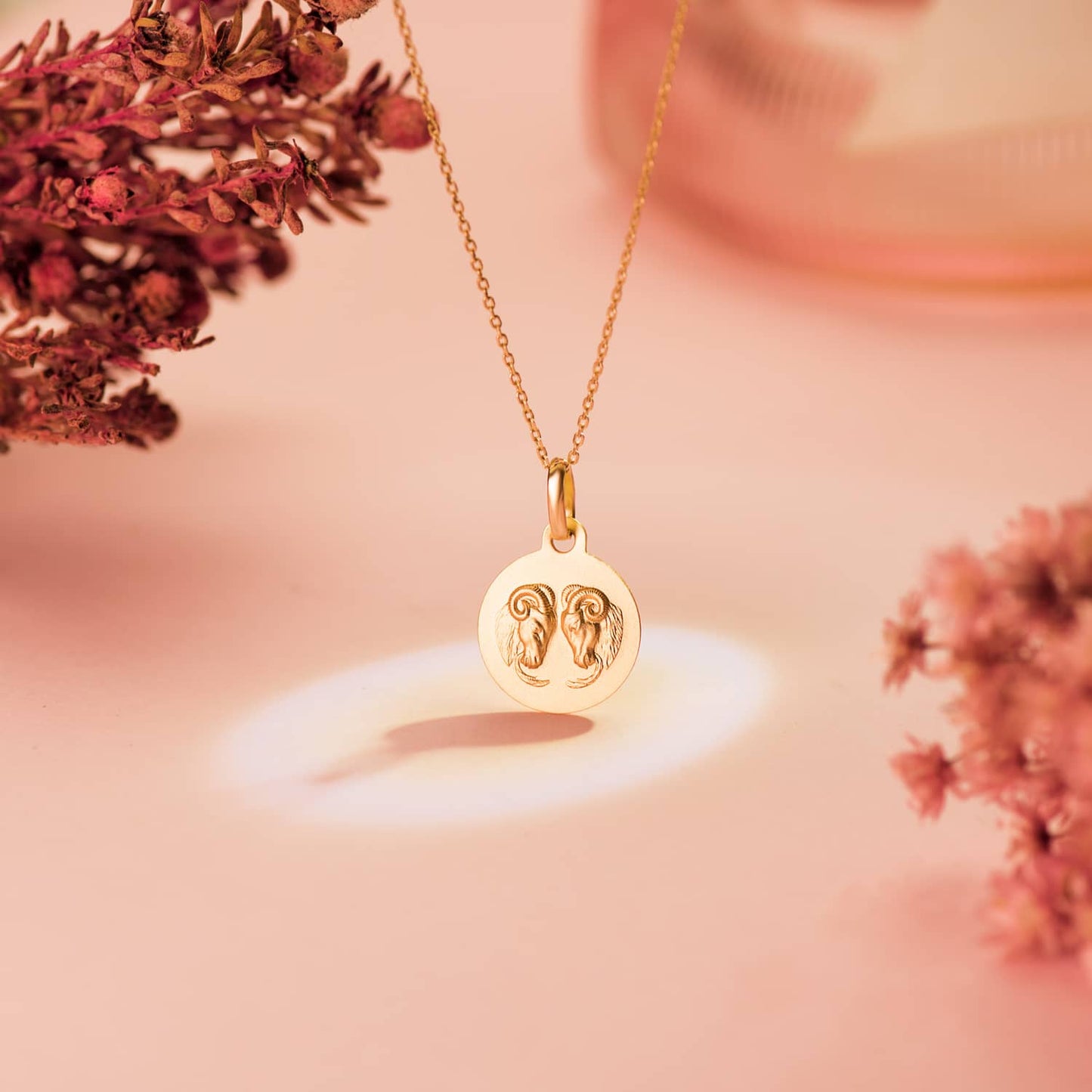 Medalla de oro amarillo de 18 quilates con el signo zodiacal de Aries grabado en relieve, de 13 mm de diametro. Exclusiva de Joyeria Ferraz, expertos en joyeria de lujo, compra de oro y tasaciones en Madrid. Ubicada en Calle Ferraz 27, Moncloa-Aravaca, cerca de Arguelles, Chamberi y Plaza de España. Colgante de oro macizo con acabado matizado, ideal para personas nacidas bajo el signo de Aries que buscan un accesorio elegante y con significado astrologico. Compra online con envio a toda España o visitanos p