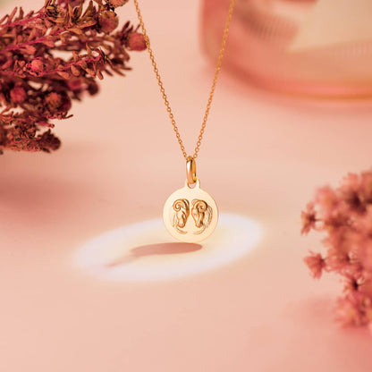 Medalla de oro amarillo de 18 quilates con el signo zodiacal de Aries grabado en relieve, de 13 mm de diametro. Exclusiva de Joyeria Ferraz, expertos en joyeria de lujo, compra de oro y tasaciones en Madrid. Ubicada en Calle Ferraz 27, Moncloa-Aravaca, cerca de Arguelles, Chamberi y Plaza de España. Colgante de oro macizo con acabado matizado, ideal para personas nacidas bajo el signo de Aries que buscan un accesorio elegante y con significado astrologico. Compra online con envio a toda España o visitanos p