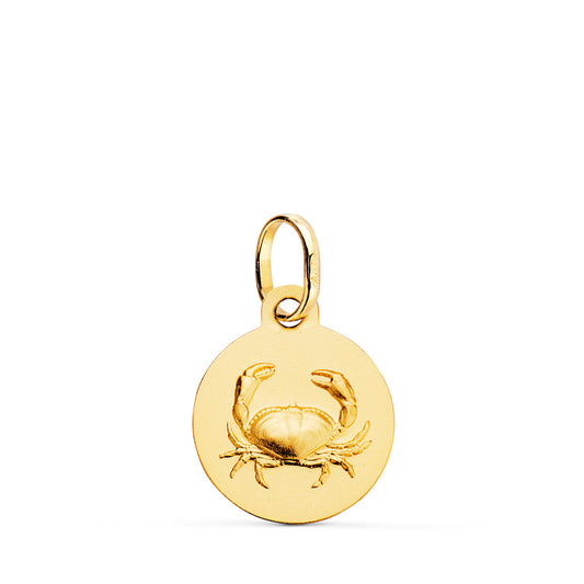Medalla de oro amarillo de 18 quilates con el signo zodiacal de Cancer grabado en relieve, de 13 mm de diametro. Exclusiva de Joyeria Ferraz, expertos en joyeria de lujo, compra de oro y tasaciones en Madrid. Ubicada en Calle Ferraz 27, Moncloa-Aravaca, cerca de Arguelles, Chamberi y Plaza de España. Colgante de oro macizo con acabado matizado, ideal para personas nacidas bajo el signo de Cancer que buscan un accesorio elegante y con significado astrologico. Compra online con envio a toda España o visitanos