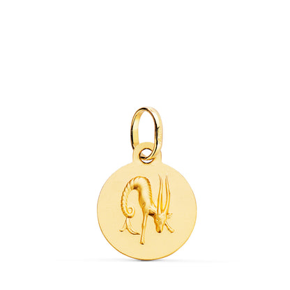 edalla de oro amarillo de 18 quilates con el signo zodiacal de Capricornio grabado en relieve, de 13 mm de diametro. Exclusiva de Joyeria Ferraz, expertos en joyeria de lujo, compra de oro y tasaciones en Madrid. Ubicada en Calle Ferraz 27, Moncloa-Aravaca, cerca de Arguelles, Chamberi y Plaza de España. Colgante de oro macizo con acabado matizado, ideal para personas nacidas bajo el signo de Capricornio que buscan un accesorio elegante y con significado astrologico. Compra online con envio a toda España o 