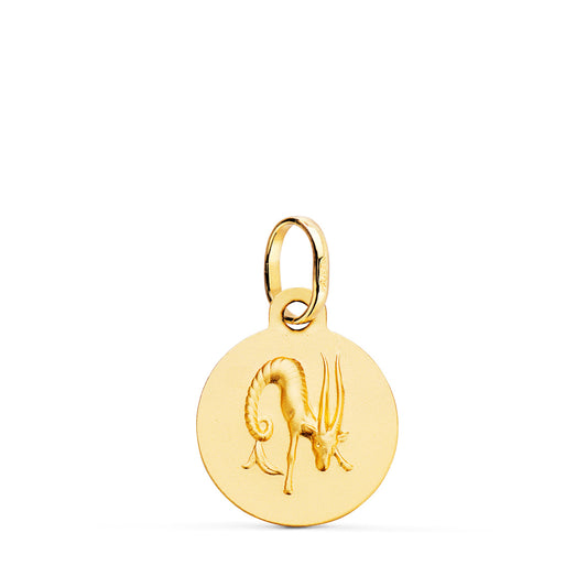 edalla de oro amarillo de 18 quilates con el signo zodiacal de Capricornio grabado en relieve, de 13 mm de diametro. Exclusiva de Joyeria Ferraz, expertos en joyeria de lujo, compra de oro y tasaciones en Madrid. Ubicada en Calle Ferraz 27, Moncloa-Aravaca, cerca de Arguelles, Chamberi y Plaza de España. Colgante de oro macizo con acabado matizado, ideal para personas nacidas bajo el signo de Capricornio que buscan un accesorio elegante y con significado astrologico. Compra online con envio a toda España o 