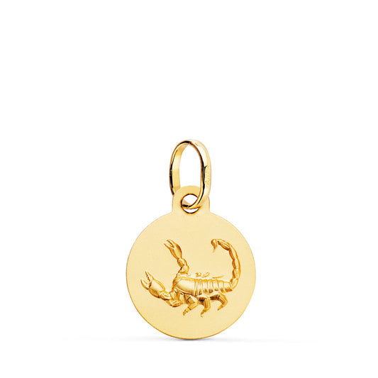 Medalla de oro amarillo de 18 quilates con el signo zodiacal de Escorpio grabado en relieve, de 13 mm de diametro. Exclusiva de Joyeria Ferraz, expertos en joyeria de lujo, compra de oro y tasaciones en Madrid. Ubicada en Calle Ferraz 27, Moncloa-Aravaca, cerca de Arguelles, Chamberi y Plaza de España. Colgante de oro macizo con acabado matizado, ideal para personas nacidas bajo el signo de Escorpio que buscan un accesorio elegante y con significado astrologico. Compra online con envio a toda España o visit