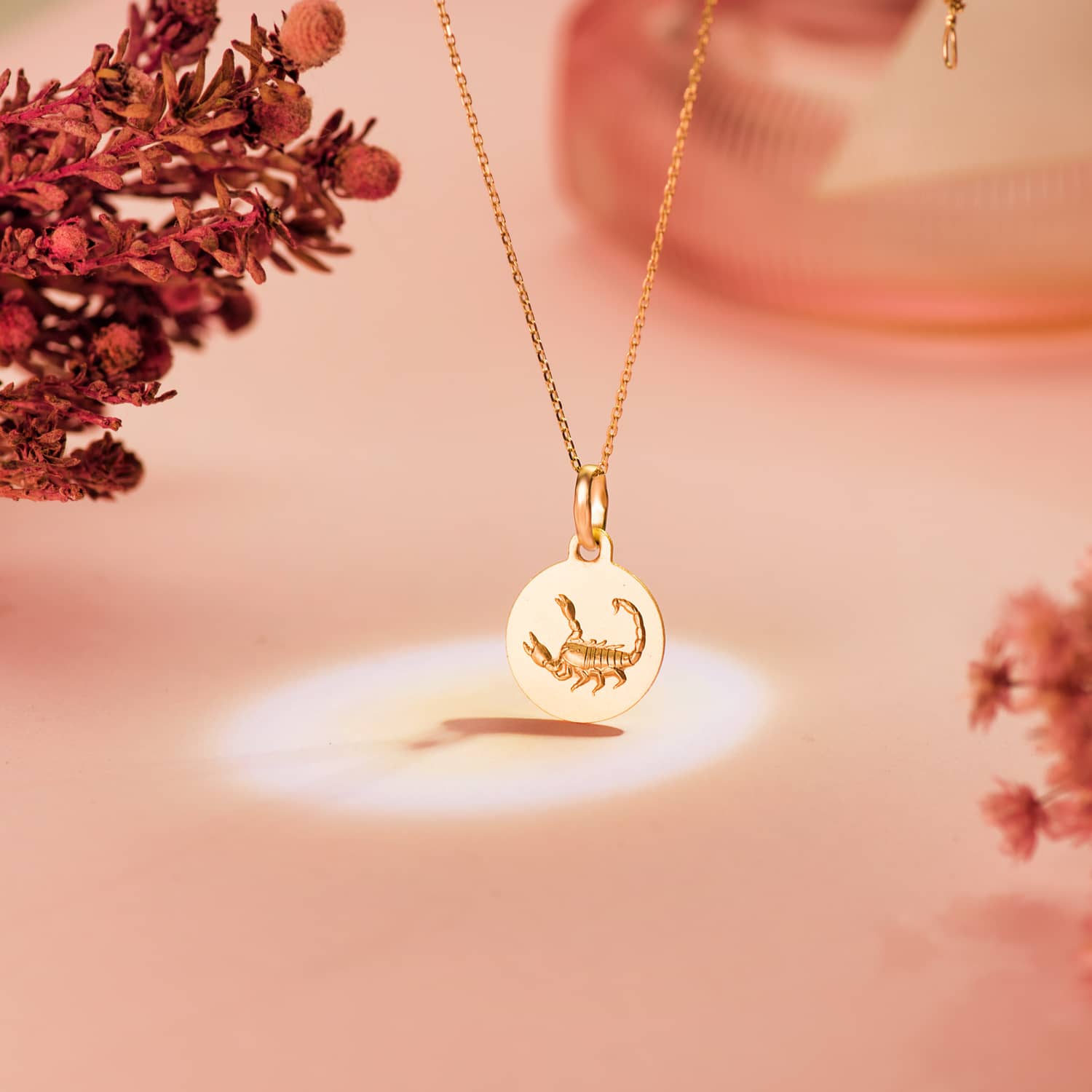 Medalla de oro amarillo de 18 quilates con el signo zodiacal de Escorpio grabado en relieve, de 13 mm de diametro. Exclusiva de Joyeria Ferraz, expertos en joyeria de lujo, compra de oro y tasaciones en Madrid. Ubicada en Calle Ferraz 27, Moncloa-Aravaca, cerca de Arguelles, Chamberi y Plaza de España. Colgante de oro macizo con acabado matizado, ideal para personas nacidas bajo el signo de Escorpio que buscan un accesorio elegante y con significado astrologico. Compra online con envio a toda España o visit