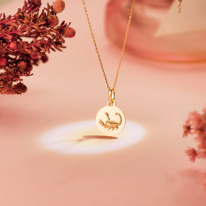 Medalla de oro amarillo de 18 quilates con el signo zodiacal de Escorpio grabado en relieve, de 13 mm de diametro. Exclusiva de Joyeria Ferraz, expertos en joyeria de lujo, compra de oro y tasaciones en Madrid. Ubicada en Calle Ferraz 27, Moncloa-Aravaca, cerca de Arguelles, Chamberi y Plaza de España. Colgante de oro macizo con acabado matizado, ideal para personas nacidas bajo el signo de Escorpio que buscan un accesorio elegante y con significado astrologico. Compra online con envio a toda España o visit