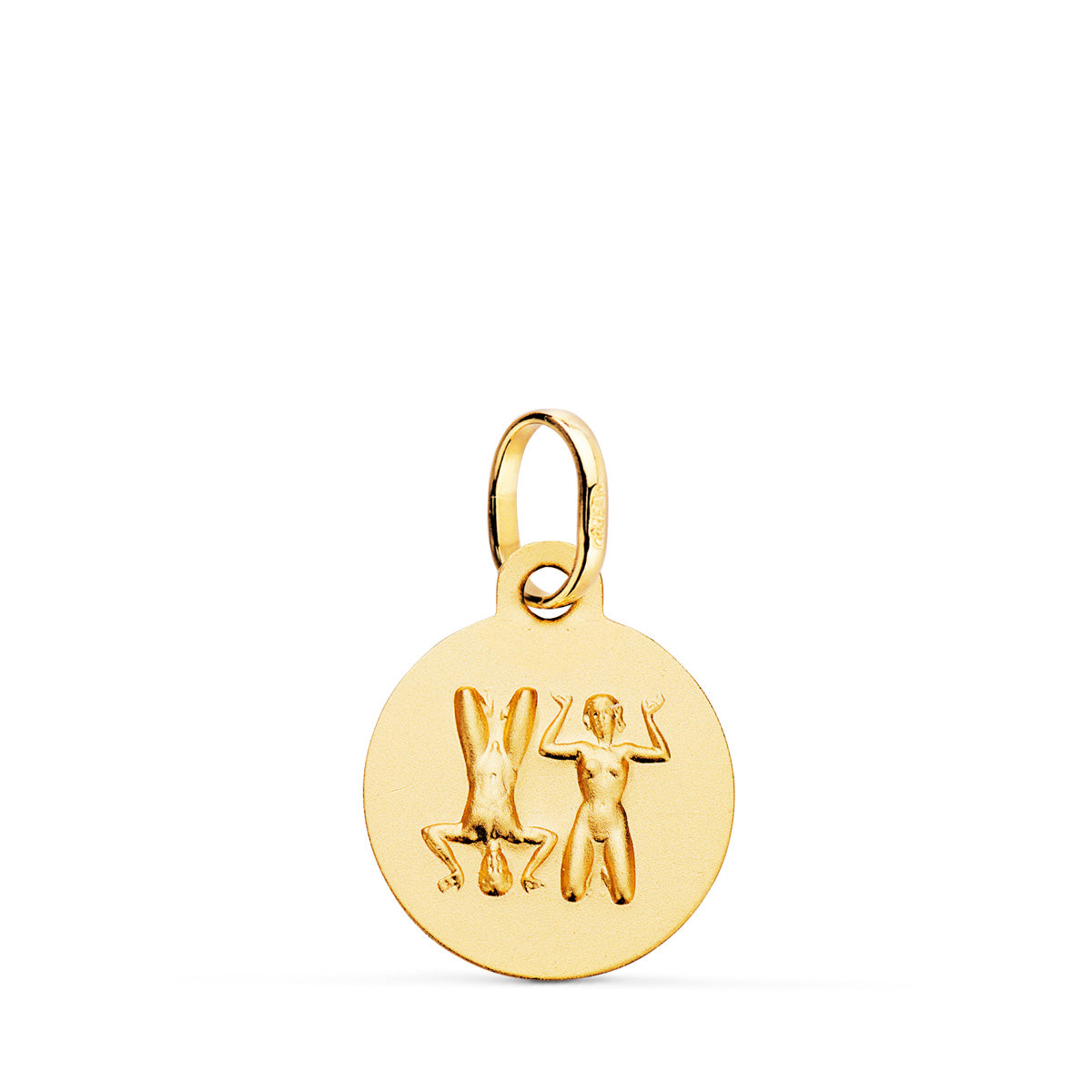 Medalla de oro amarillo de 18 quilates con el signo zodiacal de Geminis grabado en relieve, de 13 mm de diametro. Exclusiva de Joyeria Ferraz, especialistas en joyeria de lujo, compra de oro y tasaciones en Madrid. Ubicada en Calle Ferraz 27, Moncloa-Aravaca, cerca de Arguelles, Chamberi y Plaza de España. Colgante de oro macizo con acabado matizado, ideal para personas nacidas bajo el signo de Geminis que buscan un accesorio elegante y con significado astrologico. Compra online con envio a toda España o vi
