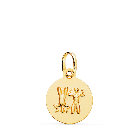 Medalla de oro amarillo de 18 quilates con el signo zodiacal de Geminis grabado en relieve, de 13 mm de diametro. Exclusiva de Joyeria Ferraz, especialistas en joyeria de lujo, compra de oro y tasaciones en Madrid. Ubicada en Calle Ferraz 27, Moncloa-Aravaca, cerca de Arguelles, Chamberi y Plaza de España. Colgante de oro macizo con acabado matizado, ideal para personas nacidas bajo el signo de Geminis que buscan un accesorio elegante y con significado astrologico. Compra online con envio a toda España o vi