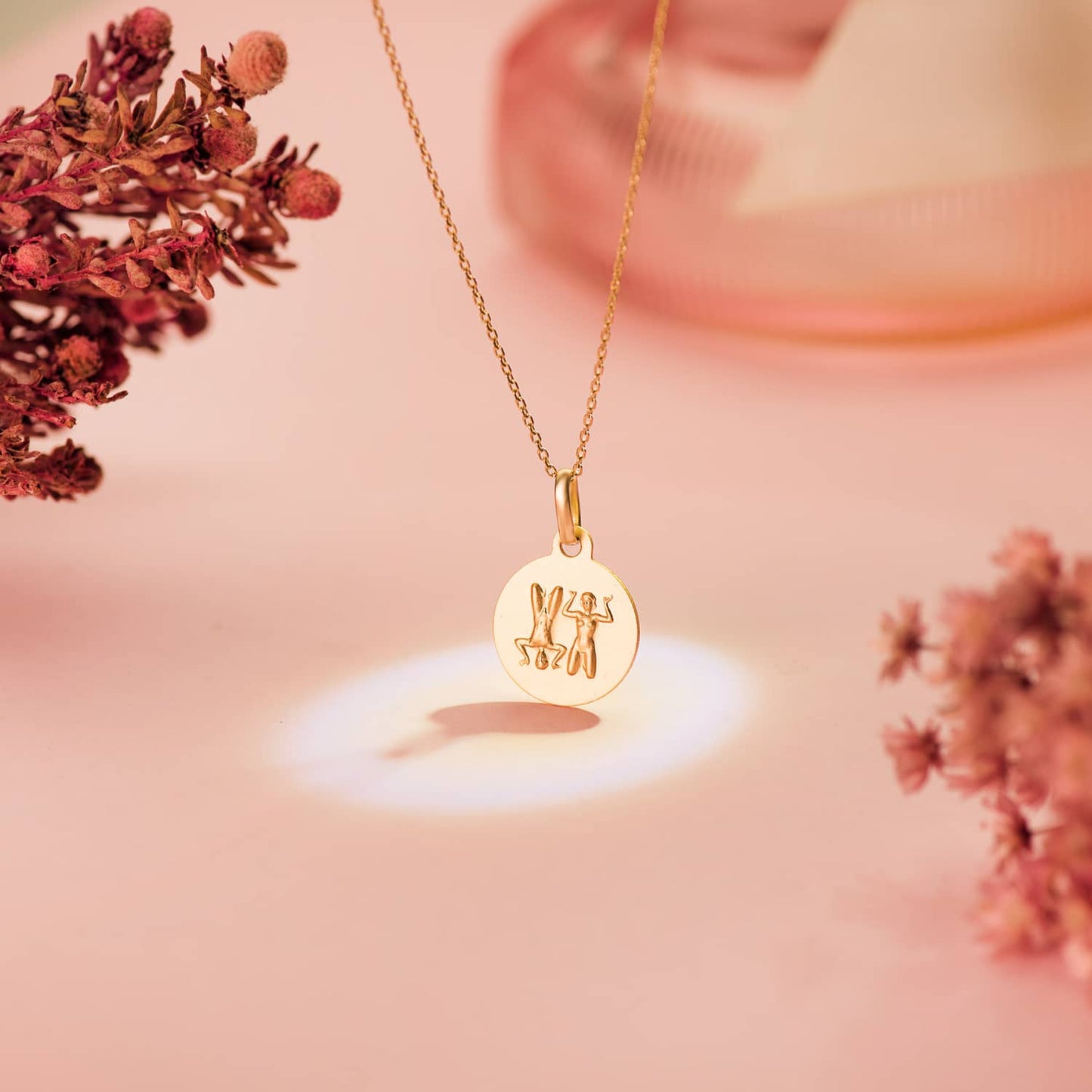 Medalla de oro amarillo de 18 quilates con el signo zodiacal de Geminis grabado en relieve, de 13 mm de diametro. Exclusiva de Joyeria Ferraz, especialistas en joyeria de lujo, compra de oro y tasaciones en Madrid. Ubicada en Calle Ferraz 27, Moncloa-Aravaca, cerca de Arguelles, Chamberi y Plaza de España. Colgante de oro macizo con acabado matizado, ideal para personas nacidas bajo el signo de Geminis que buscan un accesorio elegante y con significado astrologico. Compra online con envio a toda España o vi