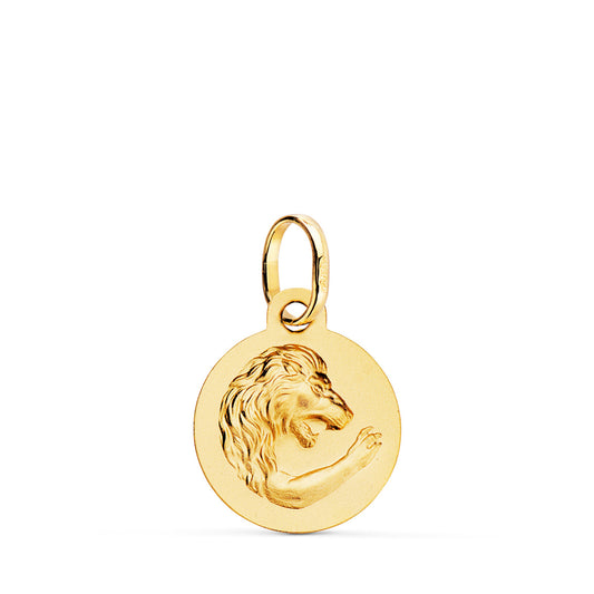 Medalla de oro amarillo de 18 quilates con el signo zodiacal de Leo grabado en relieve, de 13 mm de diametro. Exclusiva de Joyeria Ferraz, expertos en joyeria de lujo, compra de oro y tasaciones en Madrid. Ubicada en Calle Ferraz 27, Moncloa-Aravaca, cerca de Arguelles, Chamberi y Plaza de España. Colgante de oro macizo con acabado matizado, ideal para personas nacidas bajo el signo de Leo que buscan un accesorio elegante y con significado astrologico. Compra online con envio a toda España o visitanos para 