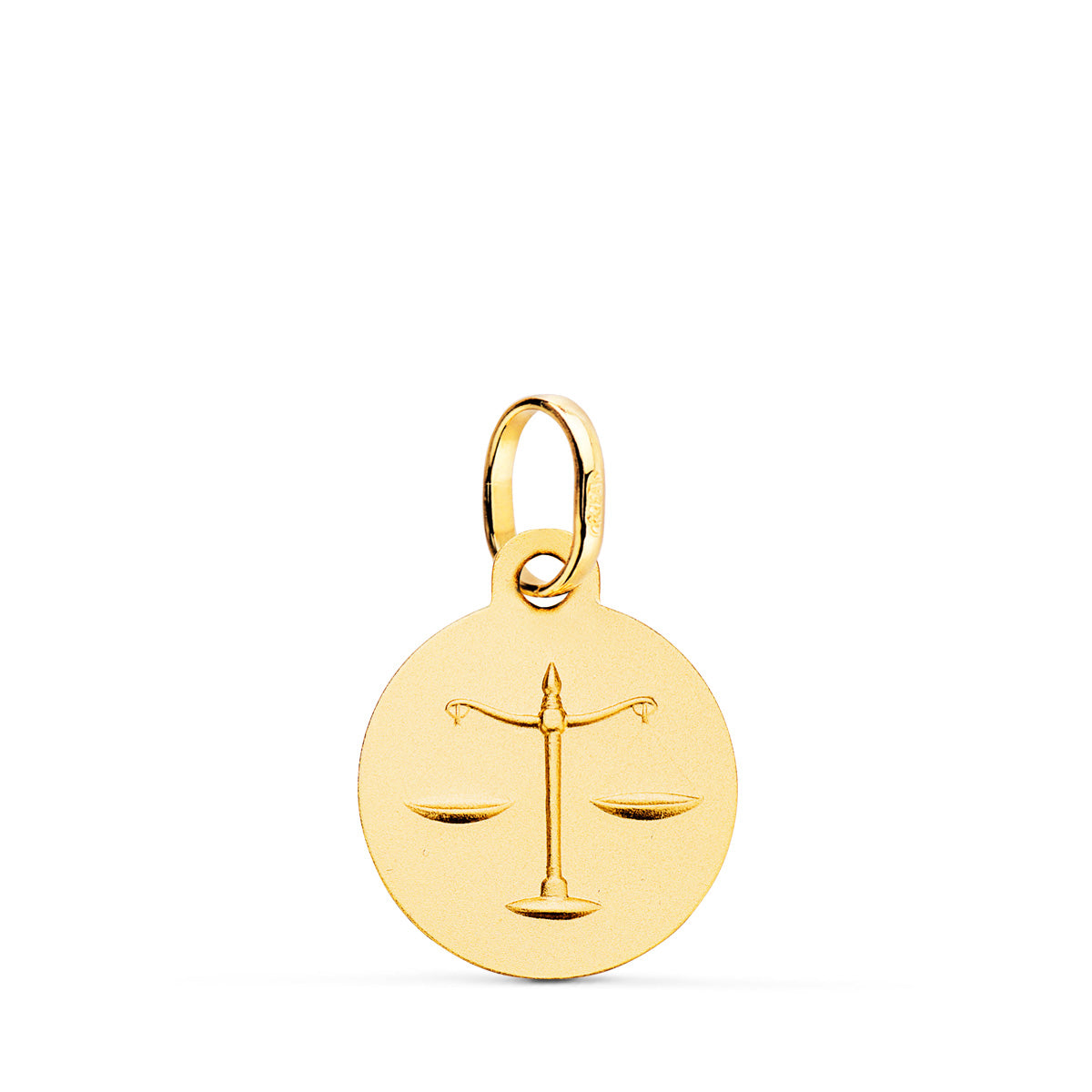 Medalla de oro amarillo de 18 quilates con el signo zodiacal de Libra grabado en relieve, de 13 mm de diámetro. Exclusiva de Joyería Ferraz, especialistas en joyería de lujo, compra de oro y tasaciones en Madrid. Ubicada en Calle Ferraz 27, Moncloa-Aravaca, cerca de Argüelles, Chamberí y Plaza de España. Colgante de oro macizo con acabado matizado, perfecto para quienes buscan equilibrio y armonía en su vida. Ideal como regalo para nacidos bajo el signo de Libra. Compra online con envío a toda España o visí