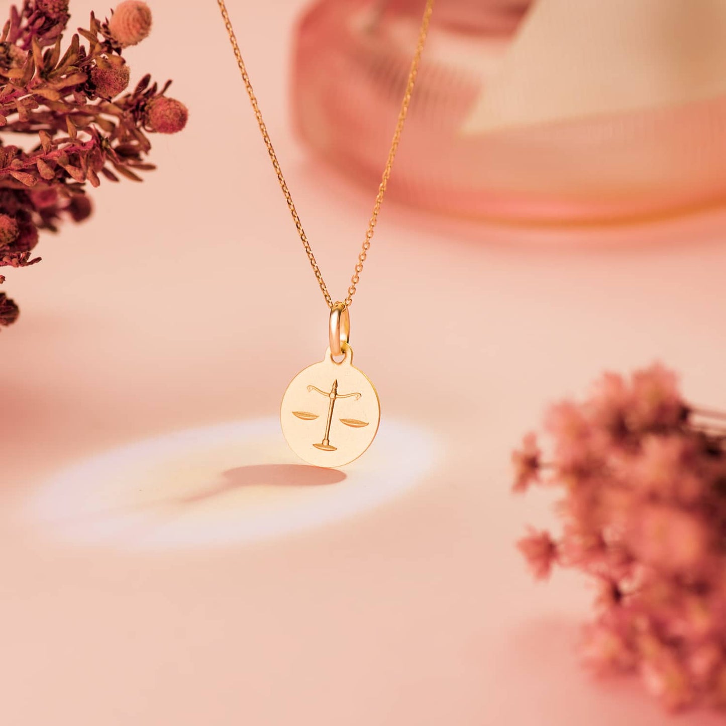 Medalla de oro amarillo de 18 quilates con el signo zodiacal de Libra grabado en relieve, de 13 mm de diámetro. Exclusiva de Joyería Ferraz, especialistas en joyería de lujo, compra de oro y tasaciones en Madrid. Ubicada en Calle Ferraz 27, Moncloa-Aravaca, cerca de Argüelles, Chamberí y Plaza de España. Colgante de oro macizo con acabado matizado, perfecto para quienes buscan equilibrio y armonía en su vida. Ideal como regalo para nacidos bajo el signo de Libra. Compra online con envío a toda España o visí
