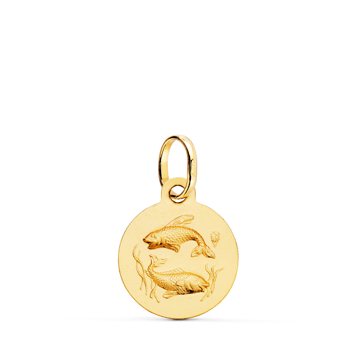 Medalla de oro amarillo de 18 quilates con el signo zodiacal de Piscis grabado en relieve, de 13 mm de diámetro. Exclusiva de Joyería Ferraz, tienda experta en joyería de lujo, compra de oro y tasaciones en Madrid. Ubicada en Calle Ferraz 27, Moncloa-Aravaca, cerca de Argüelles, Chamberí y Plaza de España. Colgante de oro macizo con acabado matizado, ideal como regalo para Piscis o amuleto de la suerte. Compra online con envío a toda España o visítanos para vender oro, tasar joyas y relojes de lujo