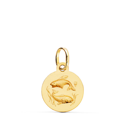 Medalla de oro amarillo de 18 quilates con el signo zodiacal de Piscis grabado en relieve, de 13 mm de diámetro. Exclusiva de Joyería Ferraz, tienda experta en joyería de lujo, compra de oro y tasaciones en Madrid. Ubicada en Calle Ferraz 27, Moncloa-Aravaca, cerca de Argüelles, Chamberí y Plaza de España. Colgante de oro macizo con acabado matizado, ideal como regalo para Piscis o amuleto de la suerte. Compra online con envío a toda España o visítanos para vender oro, tasar joyas y relojes de lujo