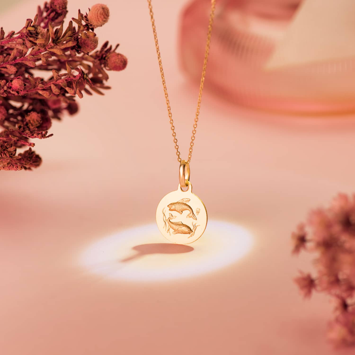 Medalla de oro amarillo de 18 quilates con el signo zodiacal de Piscis grabado en relieve, de 13 mm de diámetro. Exclusiva de Joyería Ferraz, tienda experta en joyería de lujo, compra de oro y tasaciones en Madrid. Ubicada en Calle Ferraz 27, Moncloa-Aravaca, cerca de Argüelles, Chamberí y Plaza de España. Colgante de oro macizo con acabado matizado, ideal como regalo para Piscis o amuleto de la suerte. Compra online con envío a toda España o visítanos para vender oro, tasar joyas y relojes de lujo