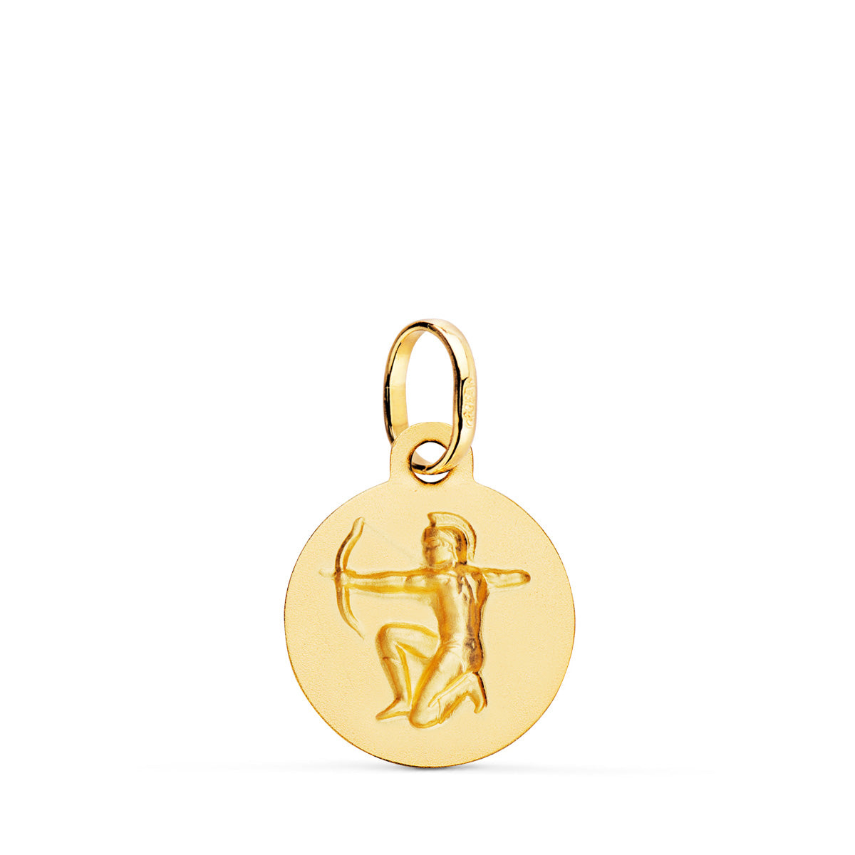 Medalla de oro amarillo de 18 quilates con el signo zodiacal de Sagitario grabado en relieve, de 13 mm de diámetro. Exclusiva de Joyería Ferraz, expertos en joyería de lujo, compra de oro y tasación de joyas en Madrid. Ubicada en Calle Ferraz 27, Moncloa-Aravaca, cerca de Argüelles, Chamberí y Plaza de España. Colgante de oro macizo ideal como regalo para Sagitario o como amuleto de la suerte. Compra online con envío a toda España o visítanos para vender oro, tasar joyas y relojes de lujo.