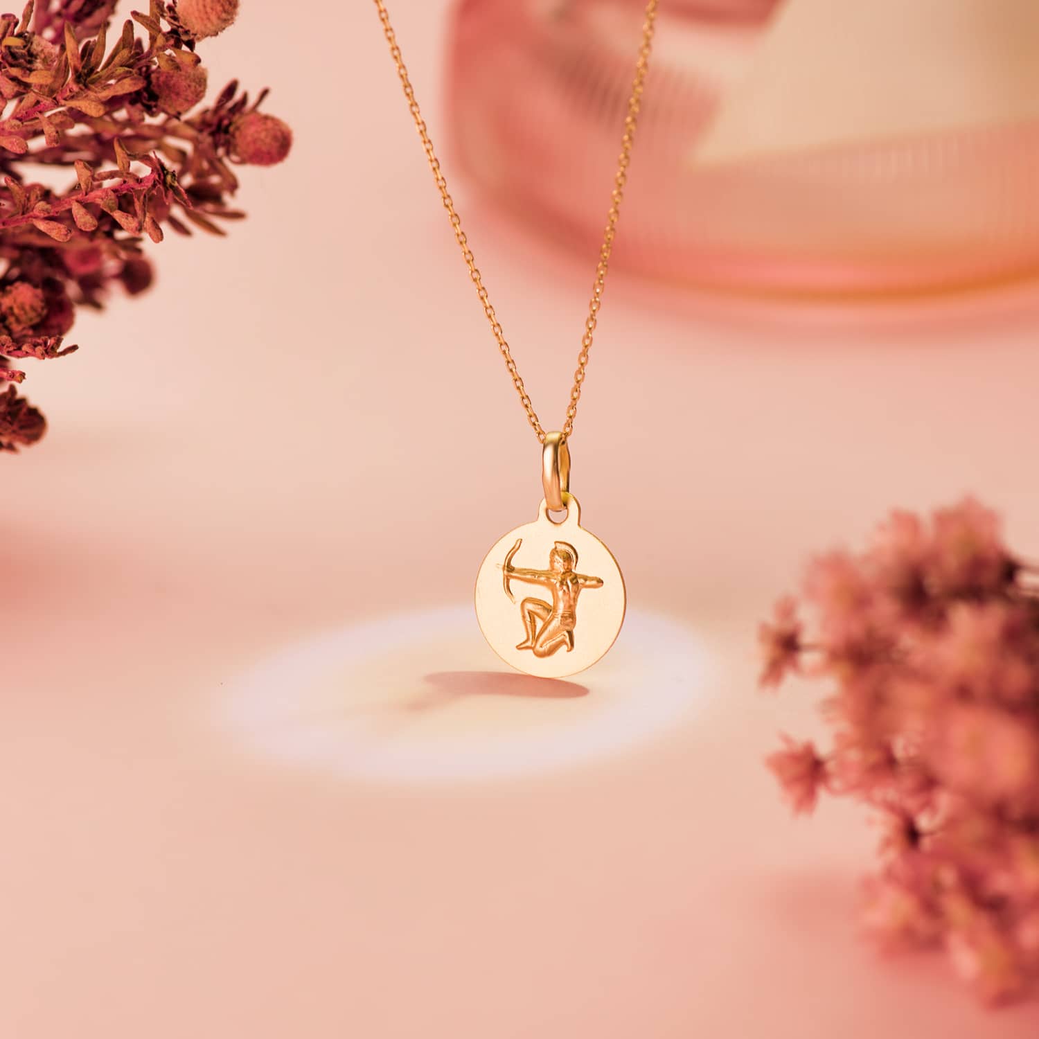 Medalla de oro amarillo de 18 quilates con el signo zodiacal de Sagitario grabado en relieve, de 13 mm de diámetro. Exclusiva de Joyería Ferraz, expertos en joyería de lujo, compra de oro y tasación de joyas en Madrid. Ubicada en Calle Ferraz 27, Moncloa-Aravaca, cerca de Argüelles, Chamberí y Plaza de España. Colgante de oro macizo ideal como regalo para Sagitario o como amuleto de la suerte. Compra online con envío a toda España o visítanos para vender oro, tasar joyas y relojes de lujo.