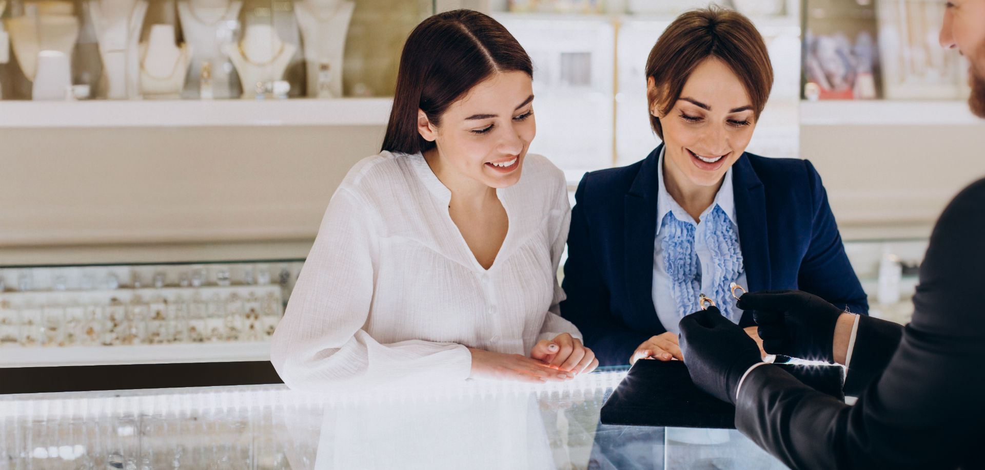 Compra y venta de joyas en Madrid | Joyería Ferraz ofrece la mejor tasación para anillos, pulseras, collares y piezas de oro y plata con diamantes | Servicio exclusivo de valoración en tienda y a domicilio con expertos joyeros | Atención personalizada en Calle Ferraz con precios competitivos y pago inmediato | Especialistas en alta joyería y piezas únicas