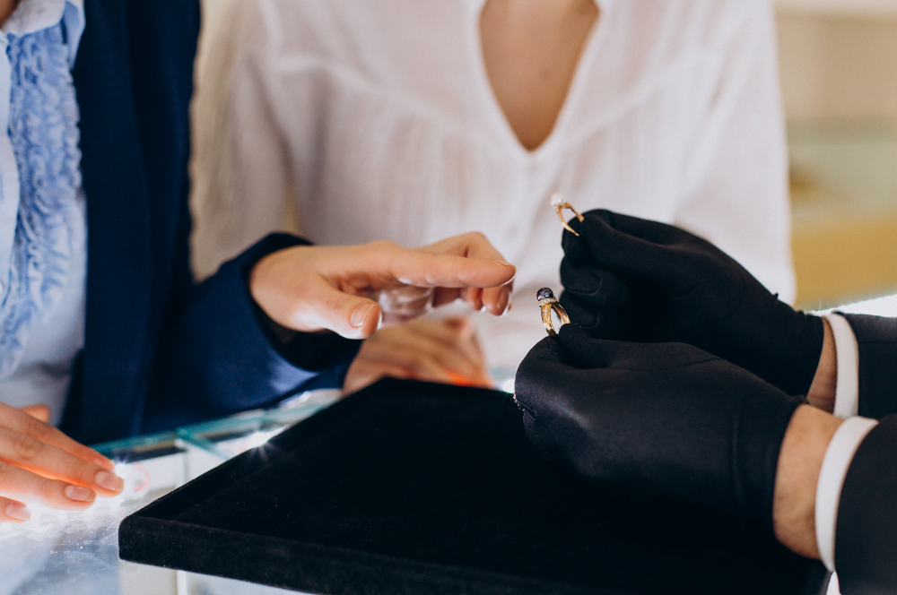 Compra y venta de joyas en Madrid | Joyería Ferraz ofrece la mejor tasación para anillos, pulseras, collares y piezas de oro y plata con diamantes | Servicio exclusivo de valoración en tienda y a domicilio con expertos joyeros | Atención personalizada en Calle Ferraz con precios competitivos y pago inmediato | Especialistas en alta joyería y piezas únicas