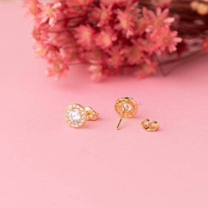 Pendientes de oro amarillo con circonita blanca y halo de piedras brillantes.