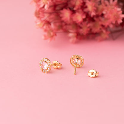 Pendientes de oro amarillo con piedra rosa y circonitas brillantes.