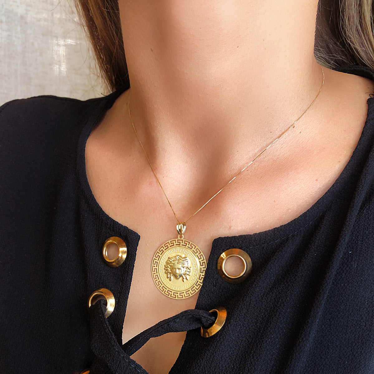 Medalla oro amarillo Medusa con borde calada y greca matizada 18k 33 mm