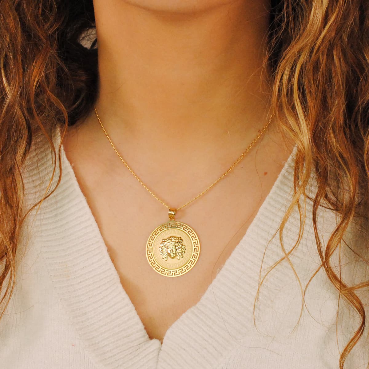 Medalla oro amarillo Medusa con borde calada y greca matizada 18k 33 mm