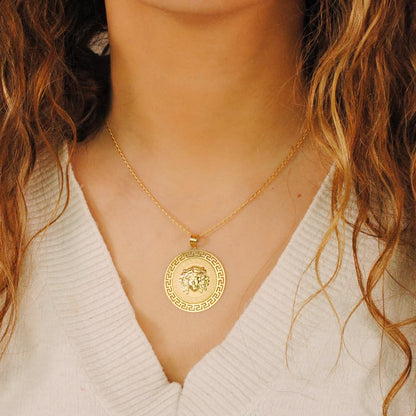 Medalla oro amarillo Medusa con borde calada y greca matizada 18k 33 mm