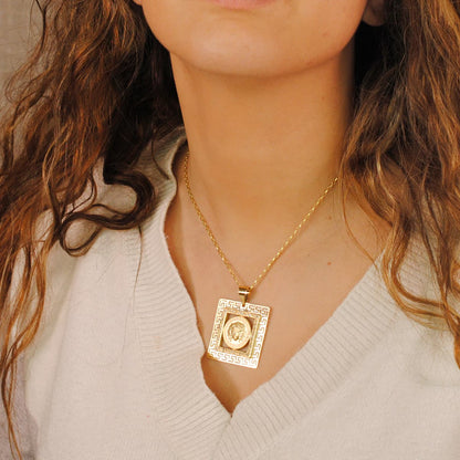 Colgante oro amarillo cuadrado Medusa y grecas con circonita 18k 37×37 mm